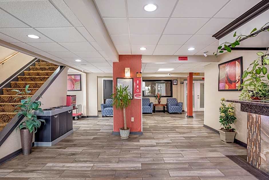 Econo Lodge Airport - Milwaukee