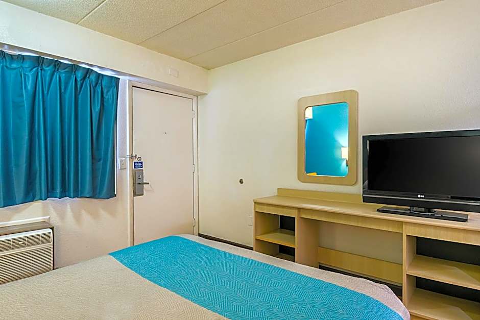 Motel 6-Knoxville, TN - North