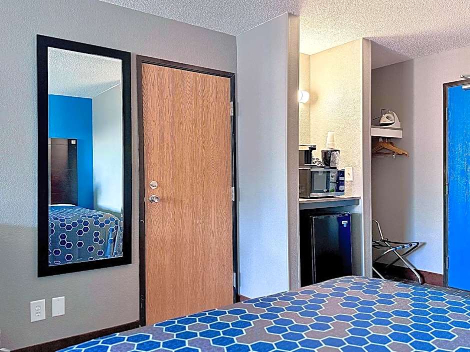 American Inn Cedar Rapids South