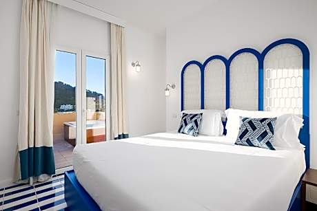 Deluxe Sea View Suite
