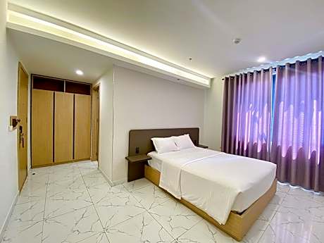 Deluxe Queen Room