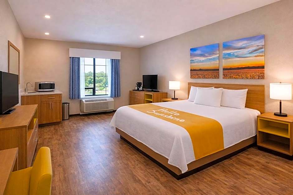 Days Inn & Suites by Wyndham Greater Tomball