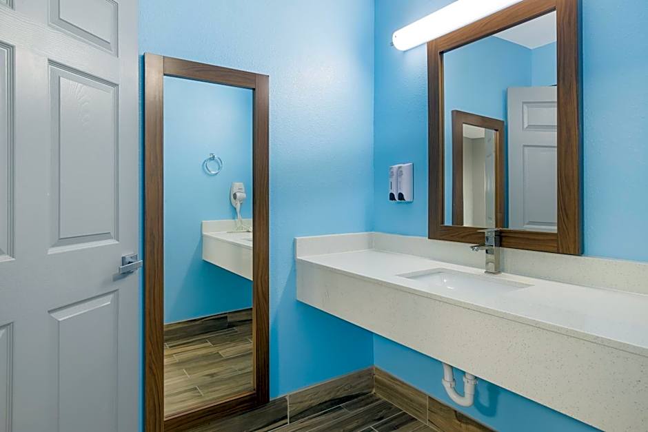 HomeTowne Studios by Red Roof Orange, TX