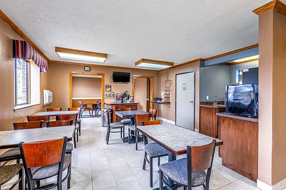 Econo Lodge Inn & Suites Auburn