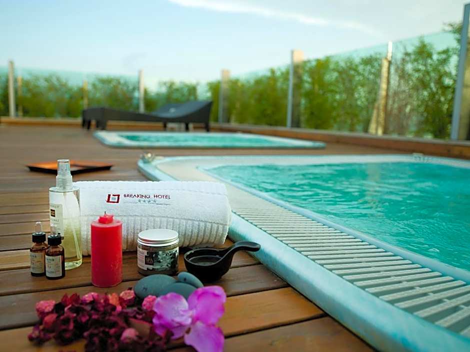 Breaking Business Hotel