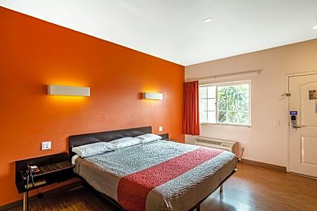 1 King Bed | Non-Smoking, Micfridge