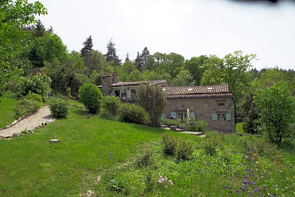 Les Grangeonnes, gîtes nature, piscine, sauna pour accueil familiale ou de groupe