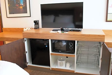 1 King Bed Study With Sofabed Nonsmoking