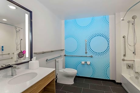 1 King Mobility Accessible W/Bathtub