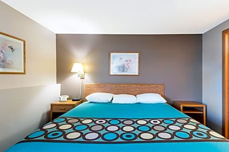 Queen Room - Mobility Access/Non-Smoking