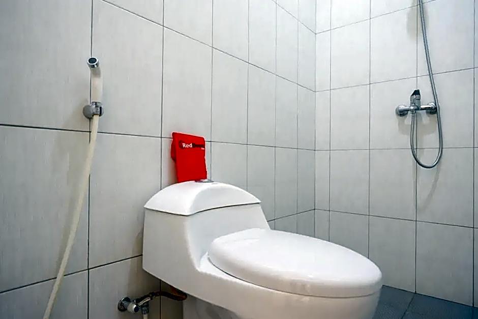 RedDoorz near Alun Alun Kudus 2