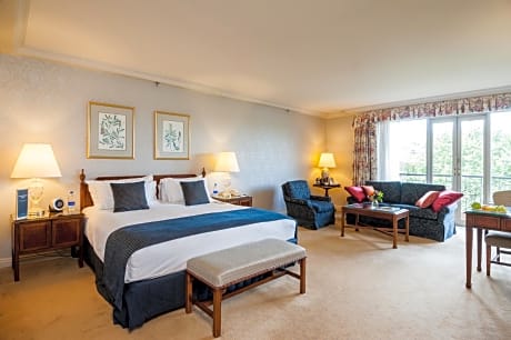 Staycation - Deluxe King Room with Breakfast, Parking and Bottle of Wine