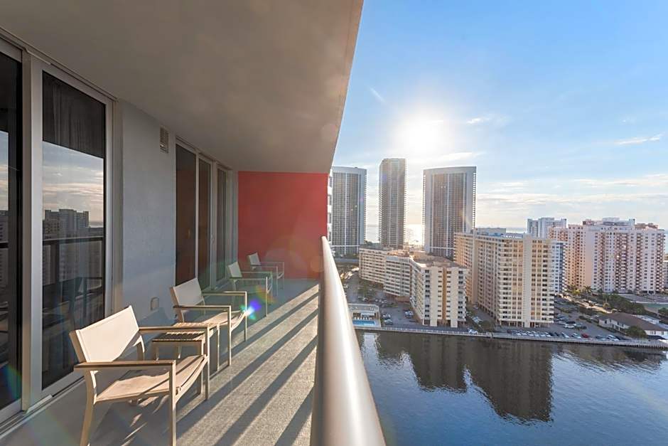 Water View Building With Pool - 5-Min Walk To The Beach