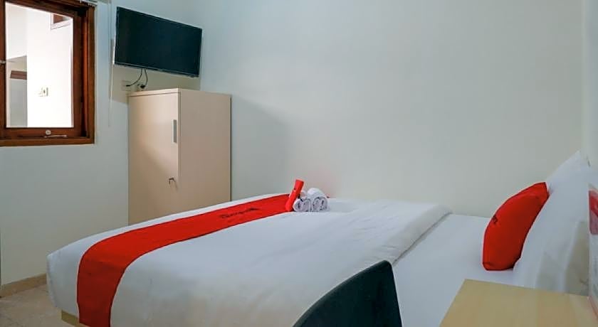 RedDoorz near Alun Alun Kudus 2