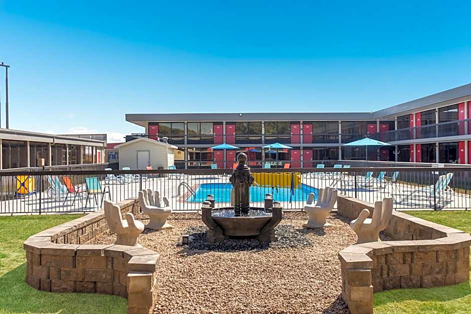 ECONO LODGE CAVE CITY