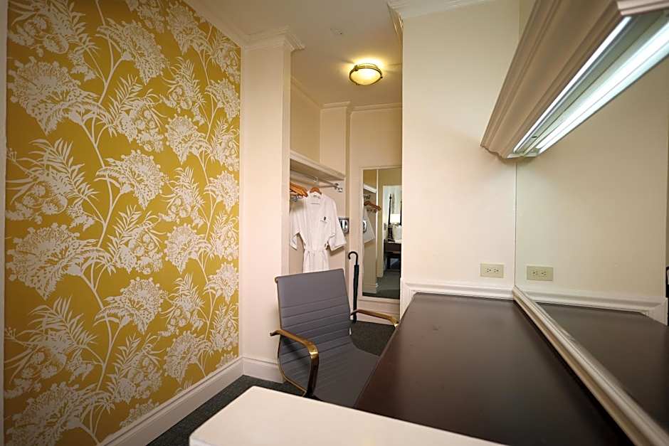 Courtleigh Hotel & Suites