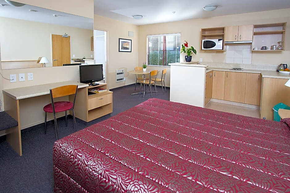 Alhambra Oaks Motor Lodge