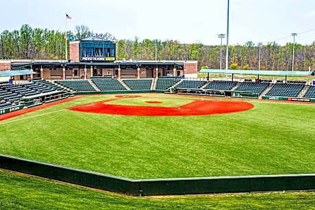 2 Bedroom Suite, Bedroom 1: 1 King, Bedroom 2: 1 Queen, Sofa Bed, Youth Field View, Balcony