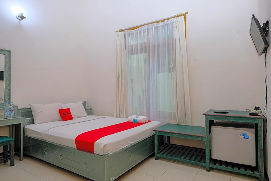 RedDoorz @ Savitri Hotel