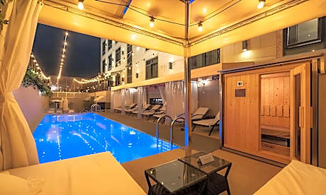 Signature Royal Cabana Suite