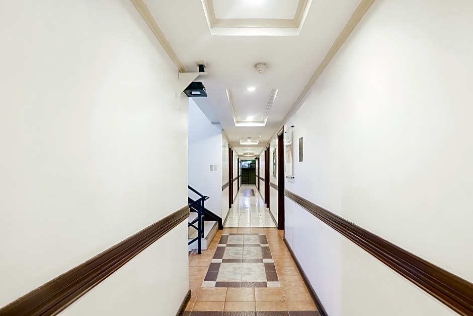 OYO 406 Royal Parc Inn & Suites