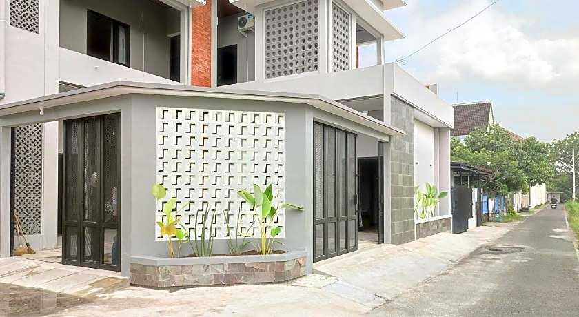 RedDoorz near Graha Saba Buana 2