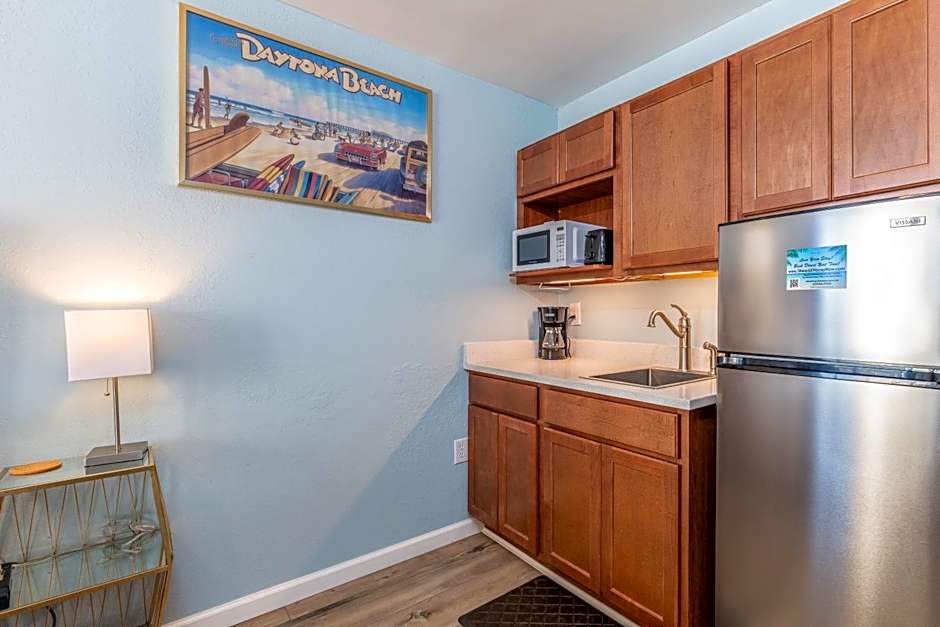 MCM Retro Beachfront Studio Great View, King Bed Remodeled