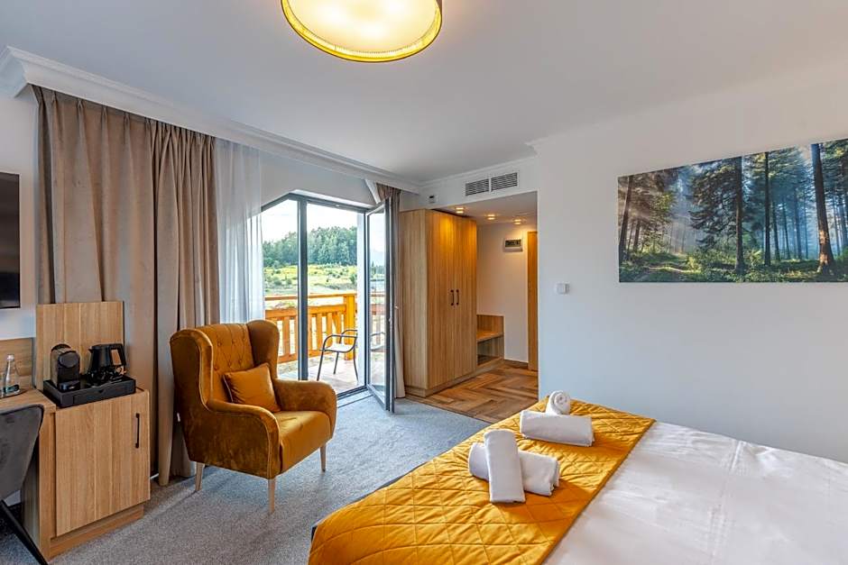 Mazurkowa - z widokiem na Karkonosze i Śnieżkę, darmowy parking, obok restauracja Mazurkowa Chata