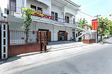 RedDoorz near Puro Mangkunegaran