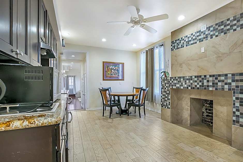 Modern 4BR Penthouse in Downtown by Hosteeva