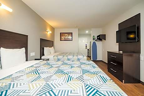 Deluxe Queen Room with Two Queen Beds - Non-Smoking