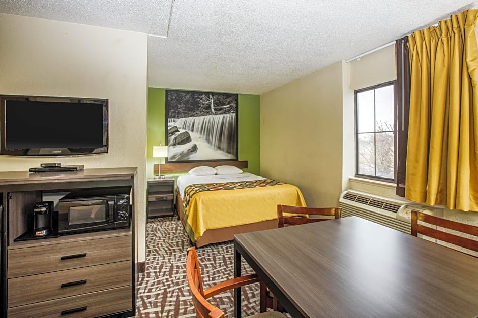 Super 8 by Wyndham Wichita East