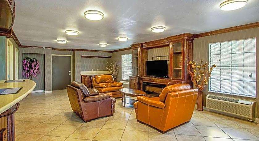 Super 8 by Wyndham Jackson MS Near the Fairgrounds