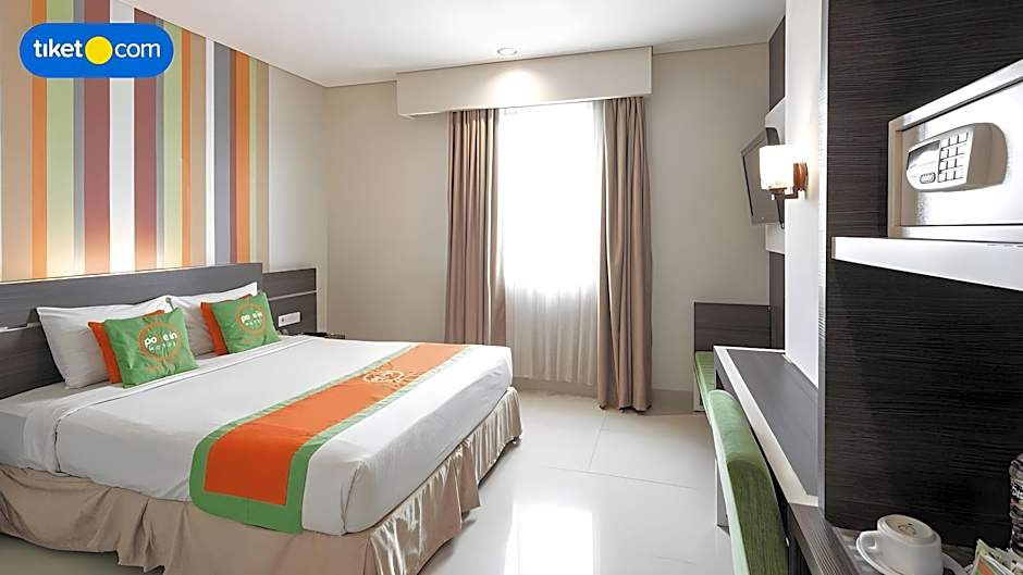 Pose In Hotel Solo