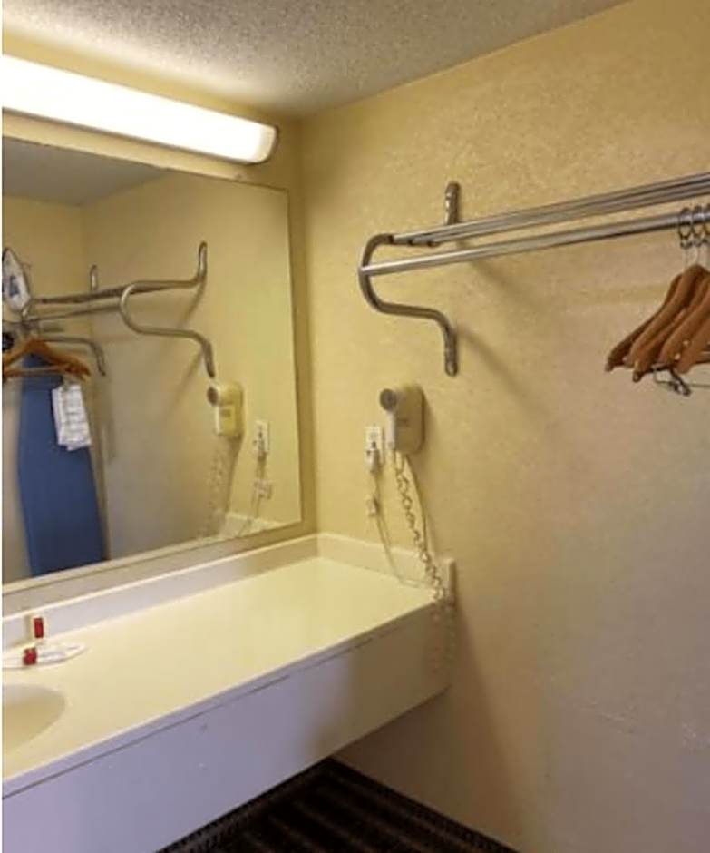 Travelodge by Wyndham Sellersburg / Louisville North