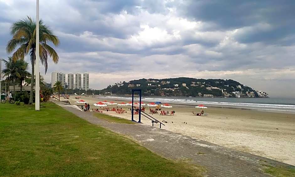 Apto c piscina e WiFi na Praia da Enseada -Guaruja