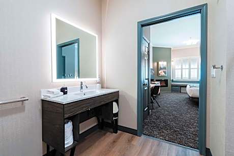 King Room with Accessible Tub - Mobility Access