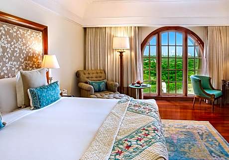 Deluxe Suite with Taj Mahal View