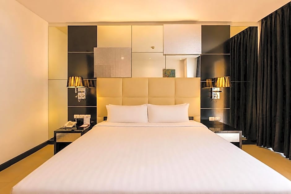 Photo 1 of 8 of Deluxe Grand 1 King Bed, Pool View