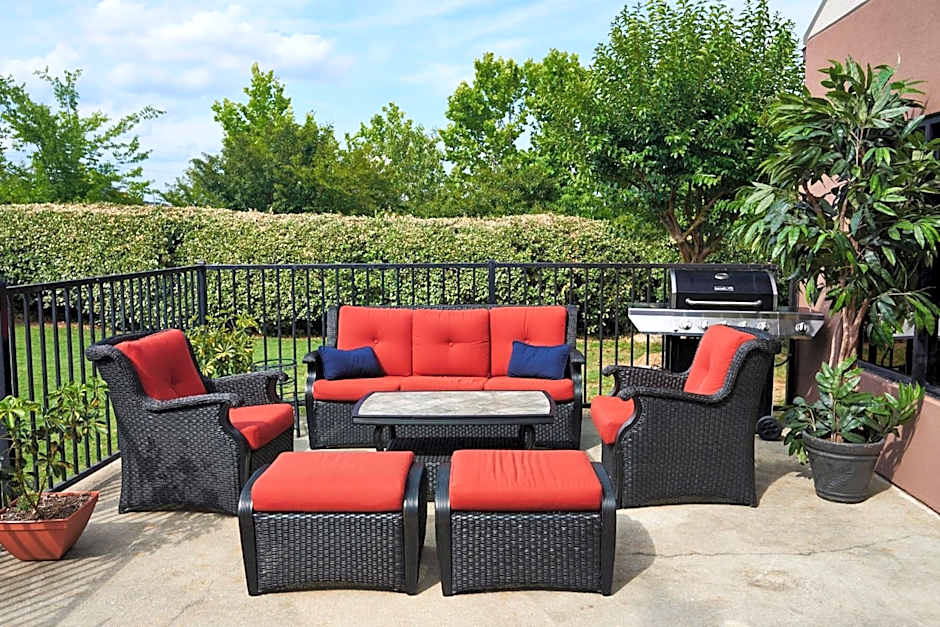 Holiday Inn Express & Suites Birmingham South - Pelham By IHG