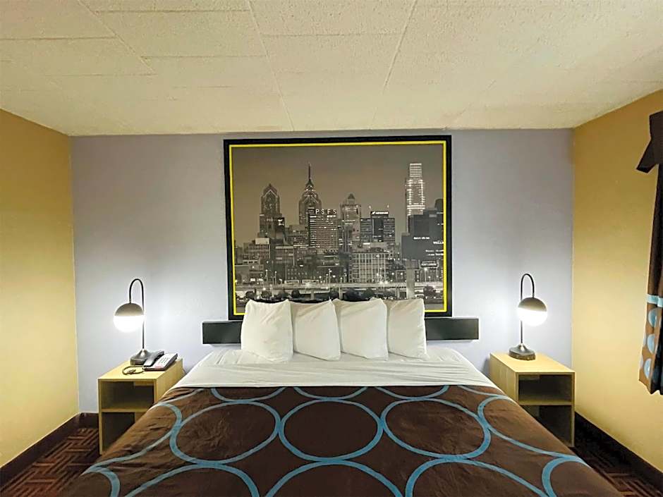 Super 8 by Wyndham Gloucester