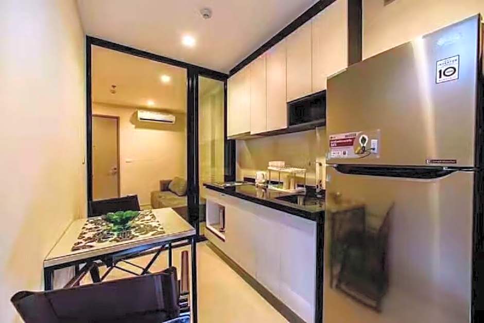 the base 网红公寓 市中心核心区顶层无边泳池俯瞰整个芭堤雅海湾