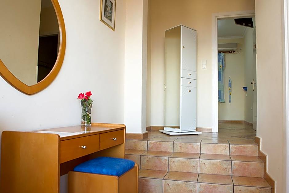 Paris-Irini Studios And Apartments