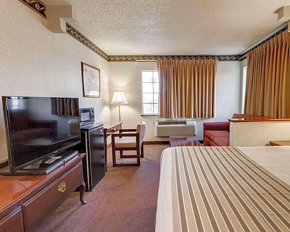 Econo Lodge Inn & Suites El Paso