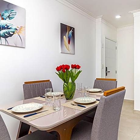 Apartamentos a Beira Mar, Aconchegantes e Modernos, a 3 Minutos da Praia com Ar Condicionado, Sacada Gourmet, Garagem e Portaria 24h