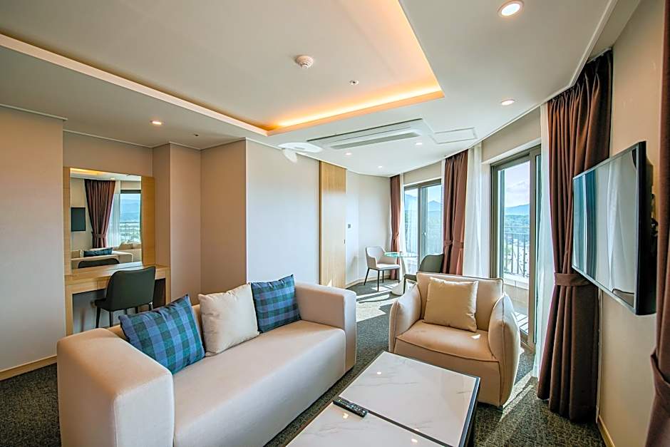Photo 1 of 5 of Suite, Corner