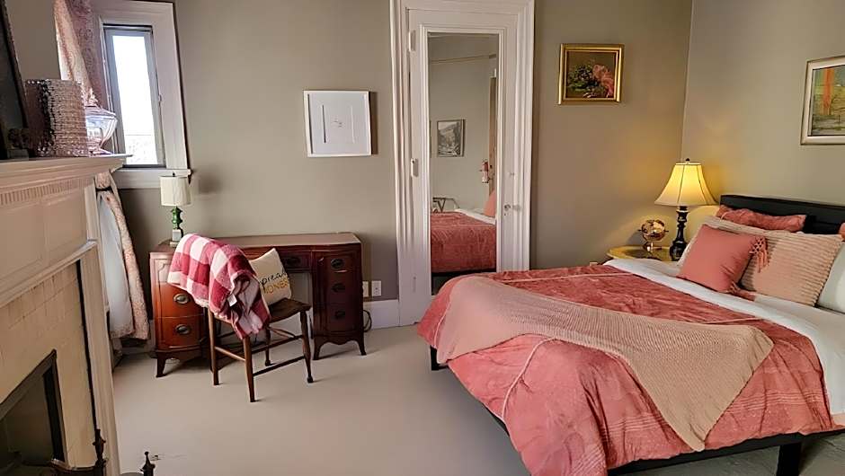The Kings Throne Inn and Guest House