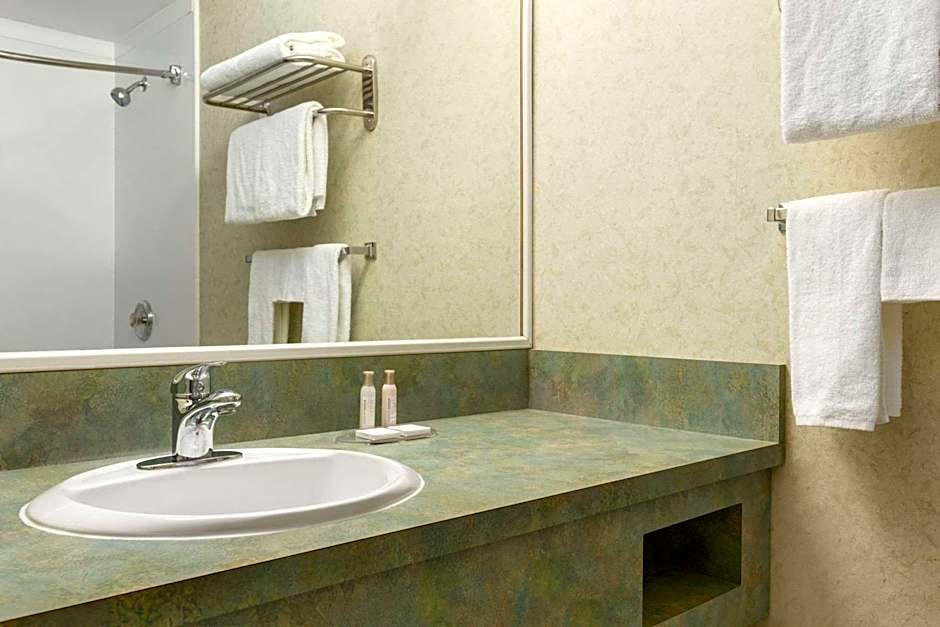 Travelodge by Wyndham Winnipeg East