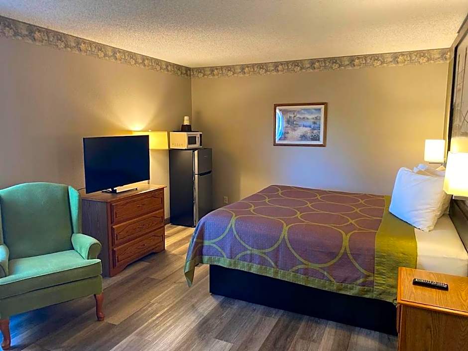 Super 8 by Wyndham Green Bay Near Stadium
