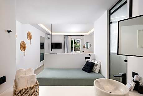 Honeymoon Suite with Outdoor Jacuzzi